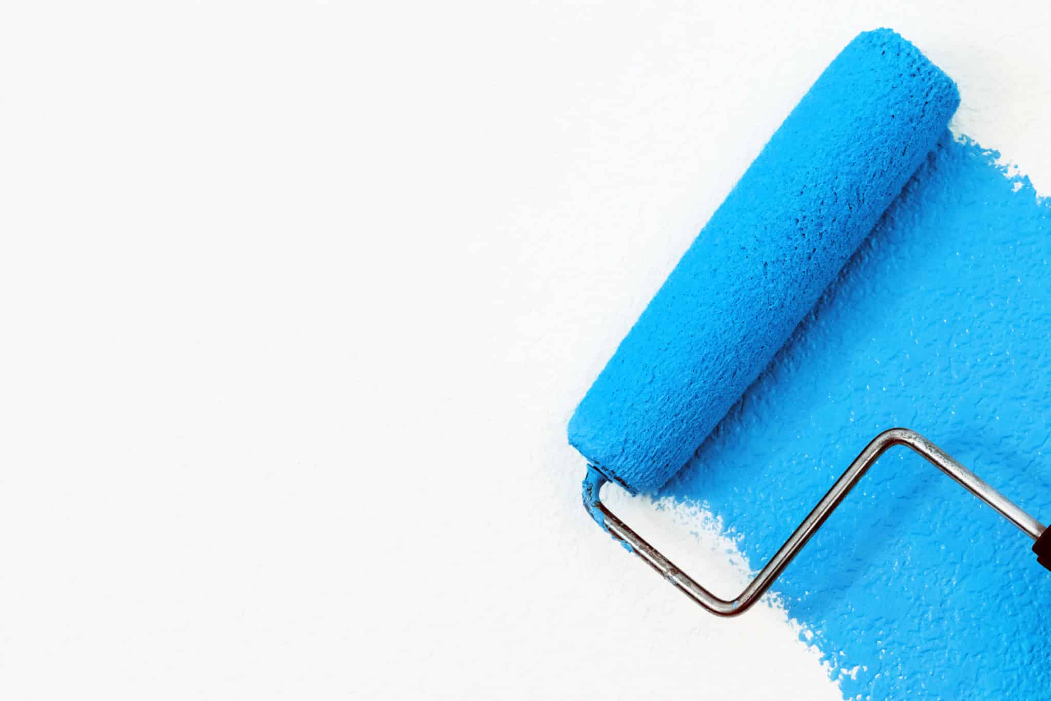 Rouleau avec peinture bleue d'un peintre en bâtiment