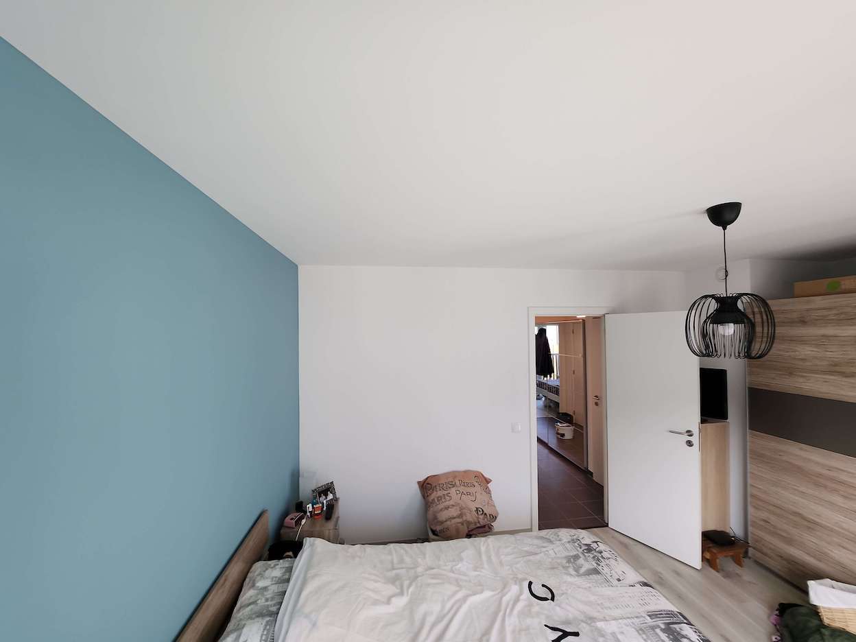 chambre mise en couleur bleue chambre peinte en blanc et un mur en bleu
